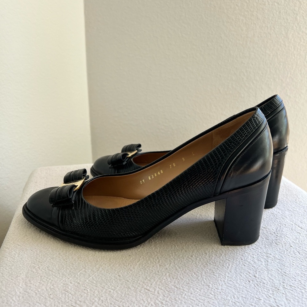 Salvatore Ferragamo black leather heels with bow - Picture 4 of 8
